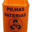 Lixeira laranja de respuduos perigosos como pilhas e baterias